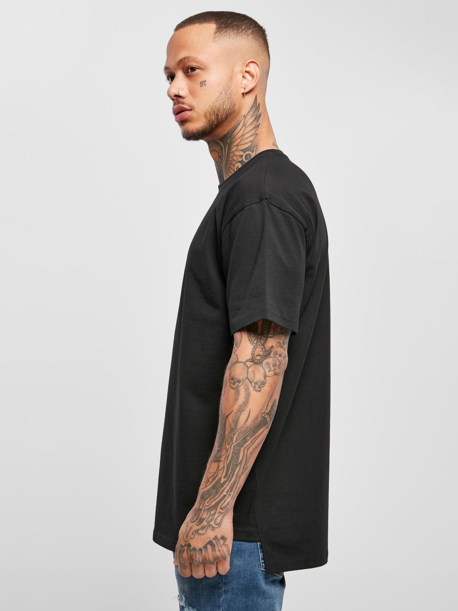 URBAN CLASSICS TRIANGLE TEE - BLACK | VAAM SPORT