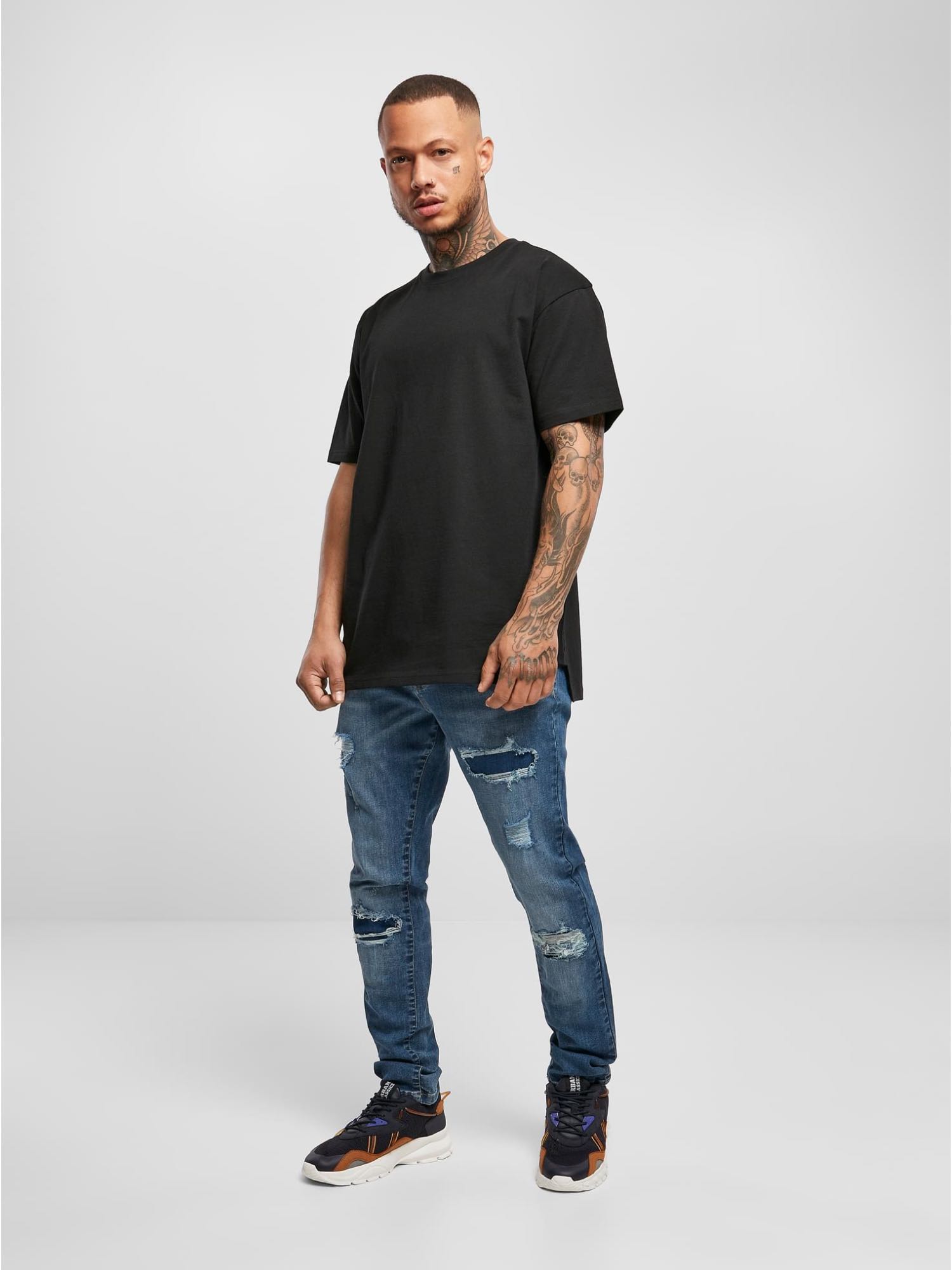 URBAN CLASSICS TRIANGLE TEE - BLACK | VAAM SPORT