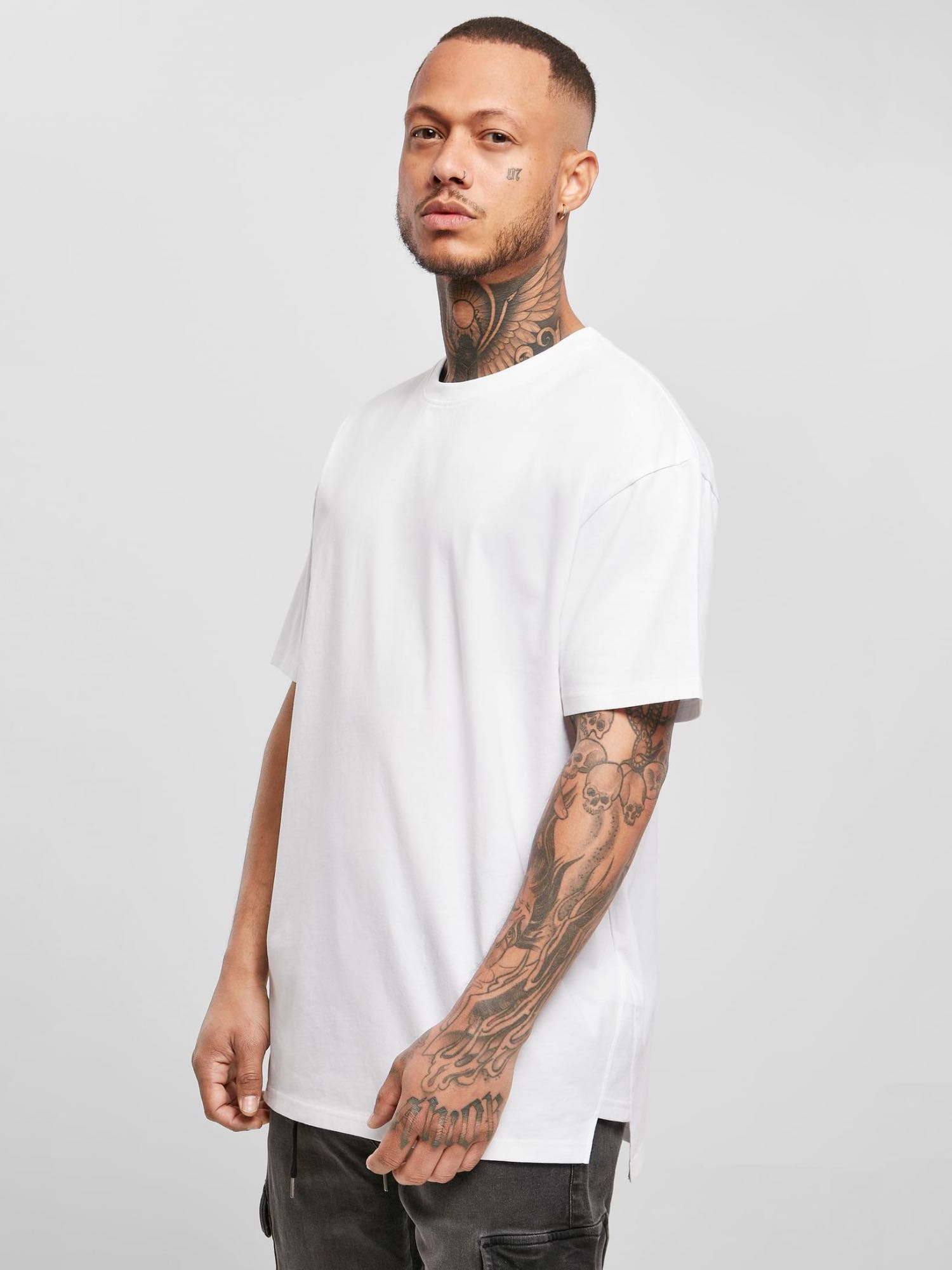 URBAN CLASSICS TRIANGLE TEE - WHITE | VAAM SPORT