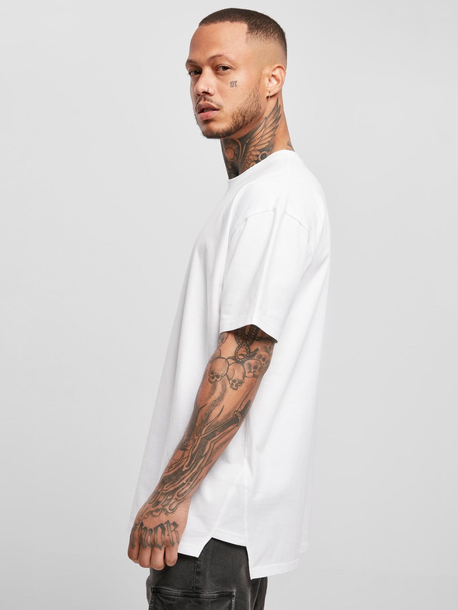 URBAN CLASSICS TRIANGLE TEE - WHITE | VAAM SPORT