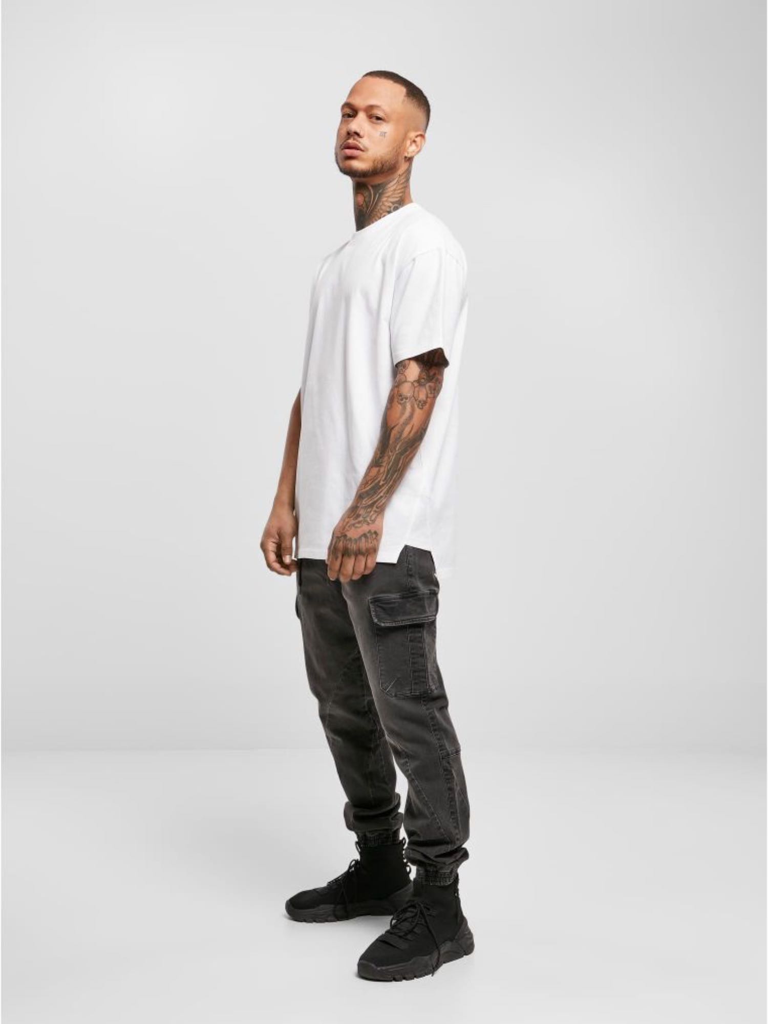 URBAN CLASSICS TRIANGLE TEE - WHITE | VAAM SPORT